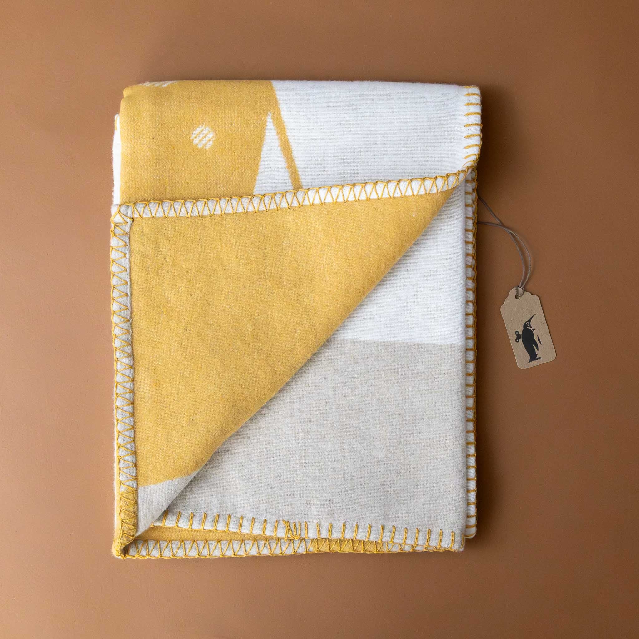 baby-blanket-embroidered-giraffe-yellow-and-ecru