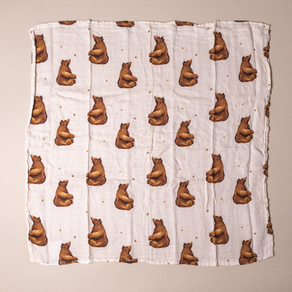 bamboo-burpie-set-honey-bear Fabric with bear pattern on a beige background