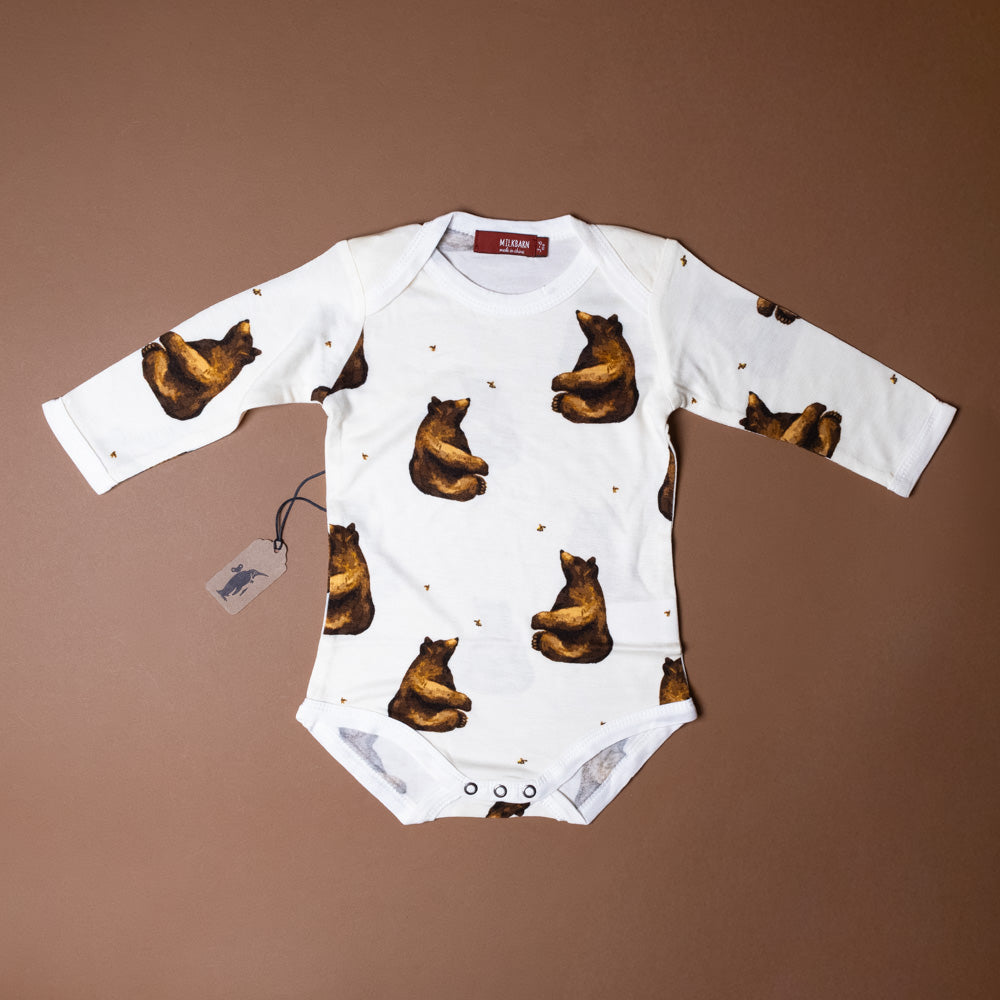 bamboo-long-sleeve-onesie-honey-bear White baby onesie with brown bear pattern on a brown background