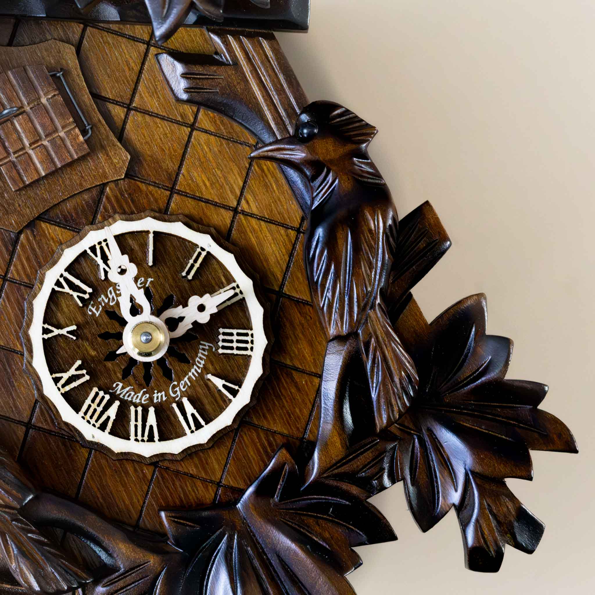 black-forest-mechanical-cuckoo-clock-carved-bird-trio-detail
