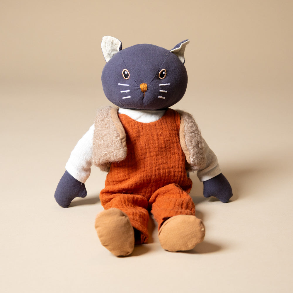 cesar-the-cat_-sitting