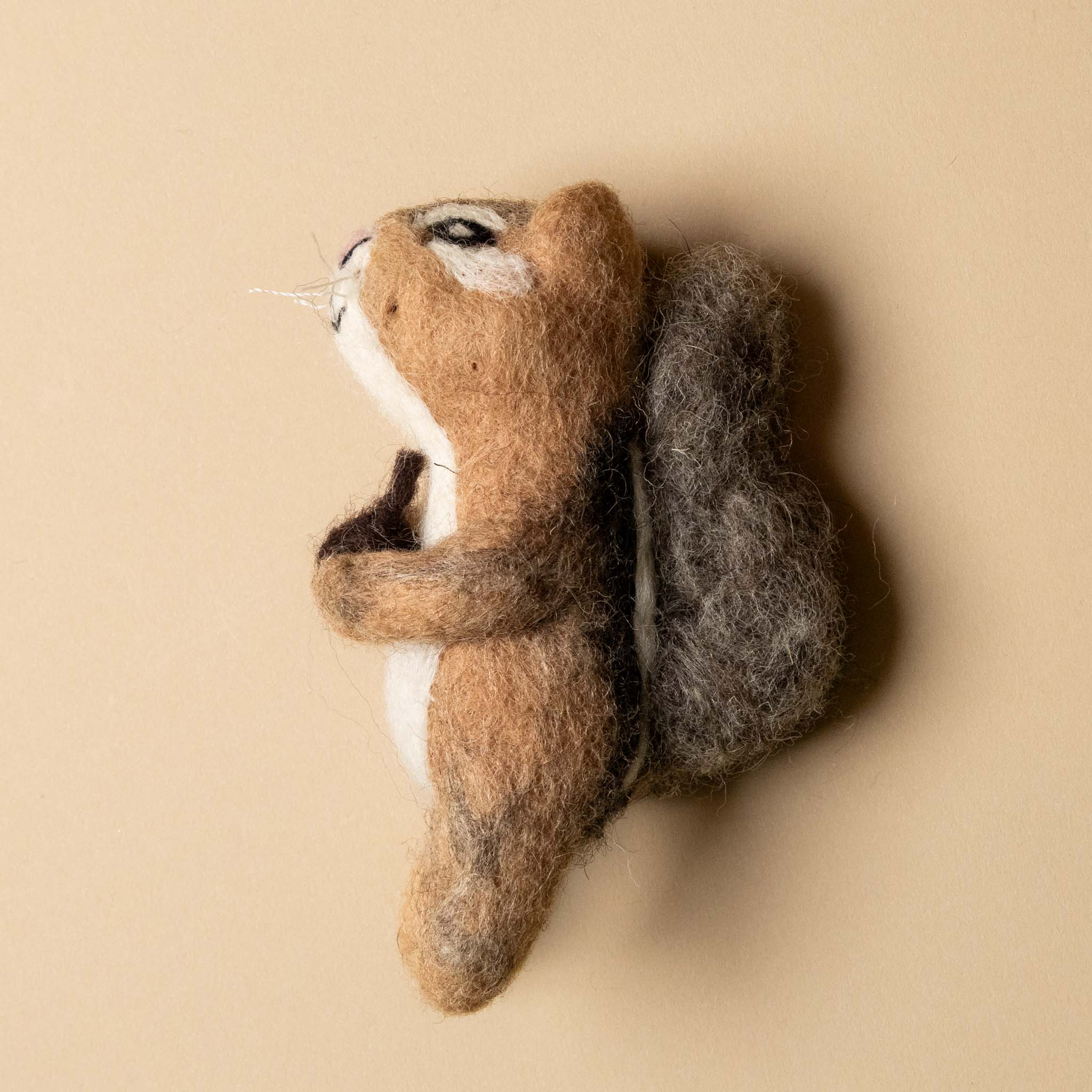 felted-chipmunk-finger-puppet-side
