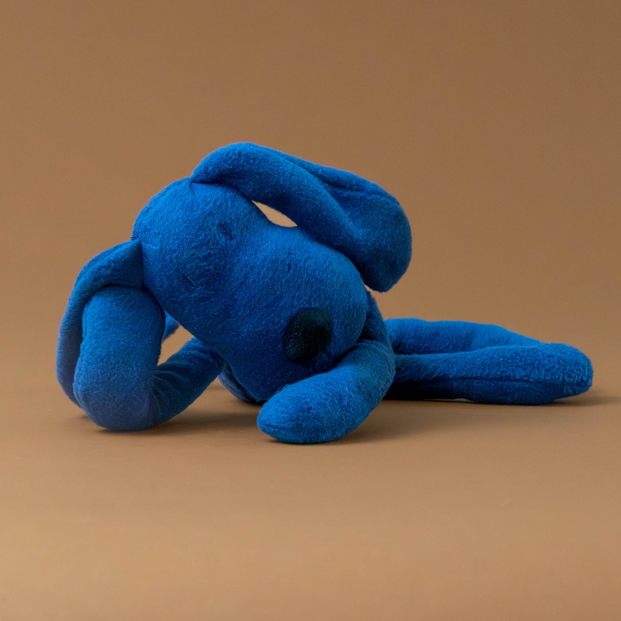 les-pop-oops-pup-marine-petite-lounging