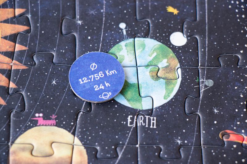 petite-24-piece-observation-puzzle-planets Space-themed puzzle with Earth piece and measurement details