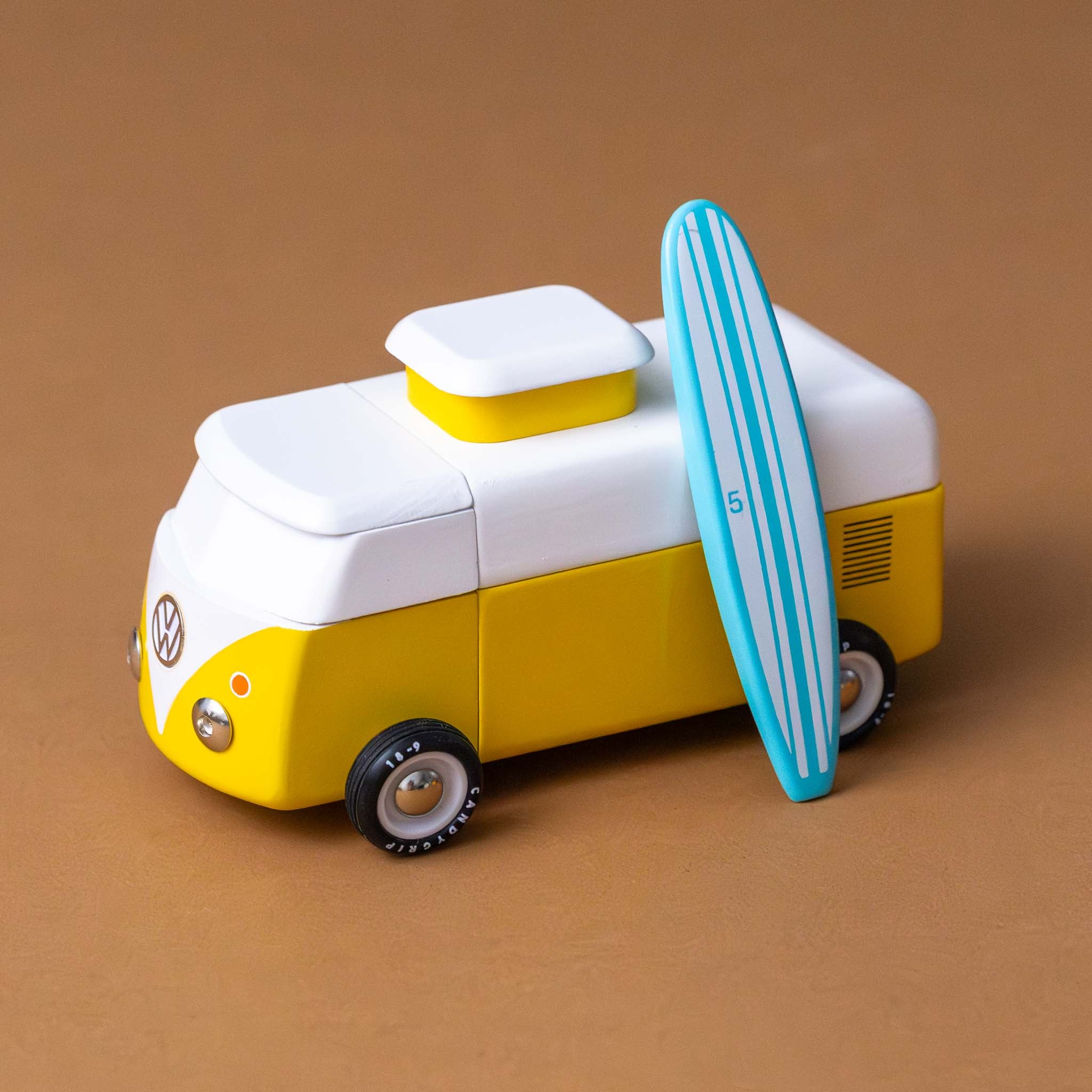 vw-beach-bus-sunset-with-blue-surfboard