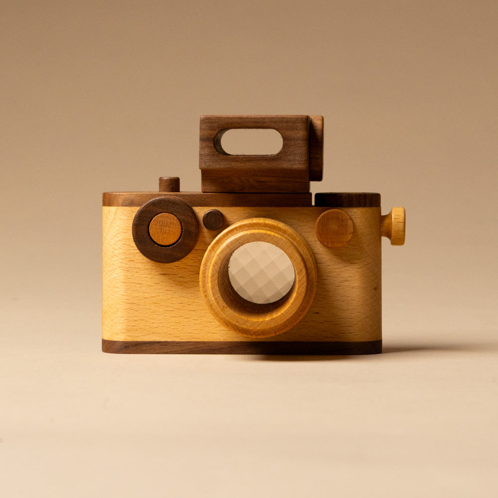 wooden-35mm-vintage-style-play-camera-front