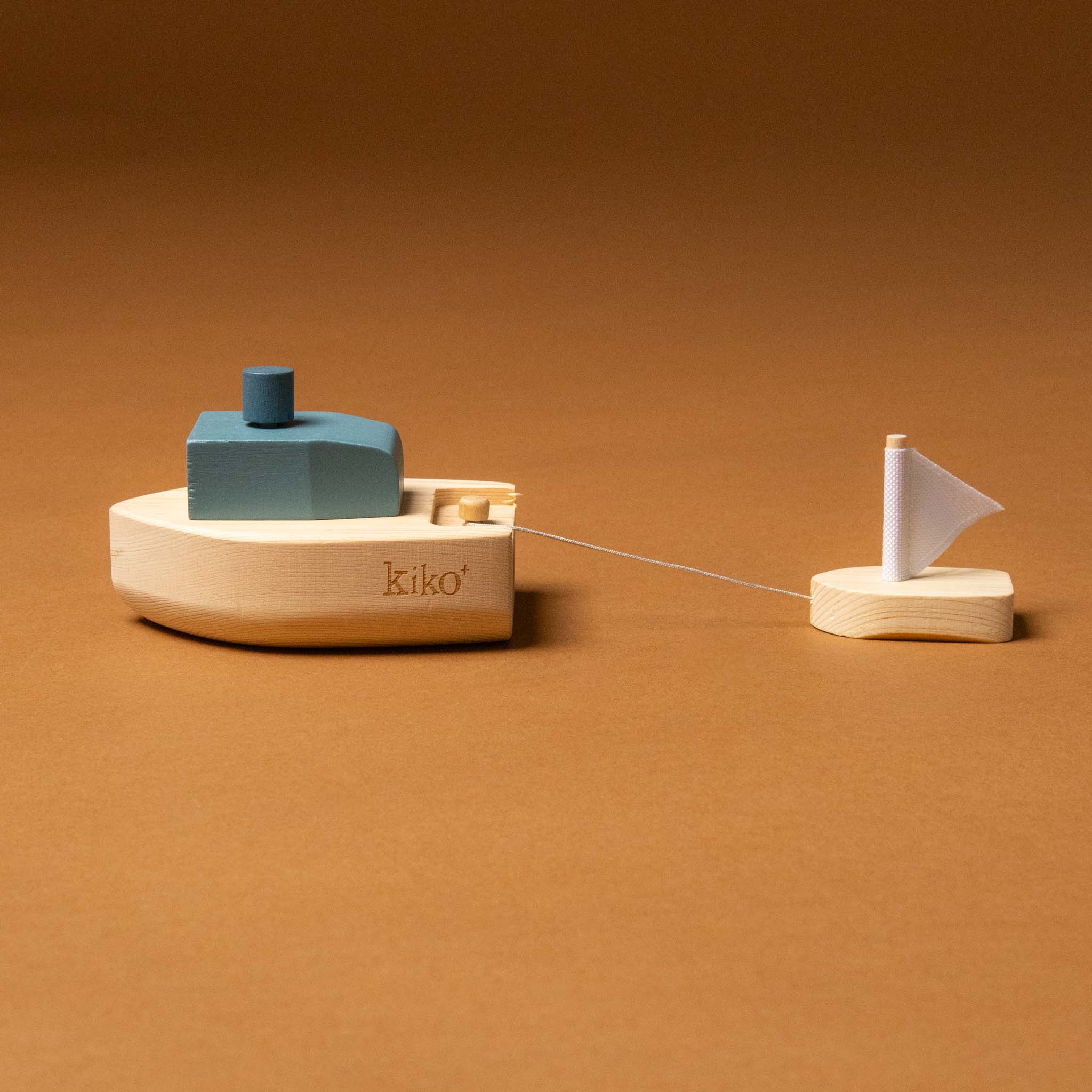 wooden-wind-up-tug-boat-blue