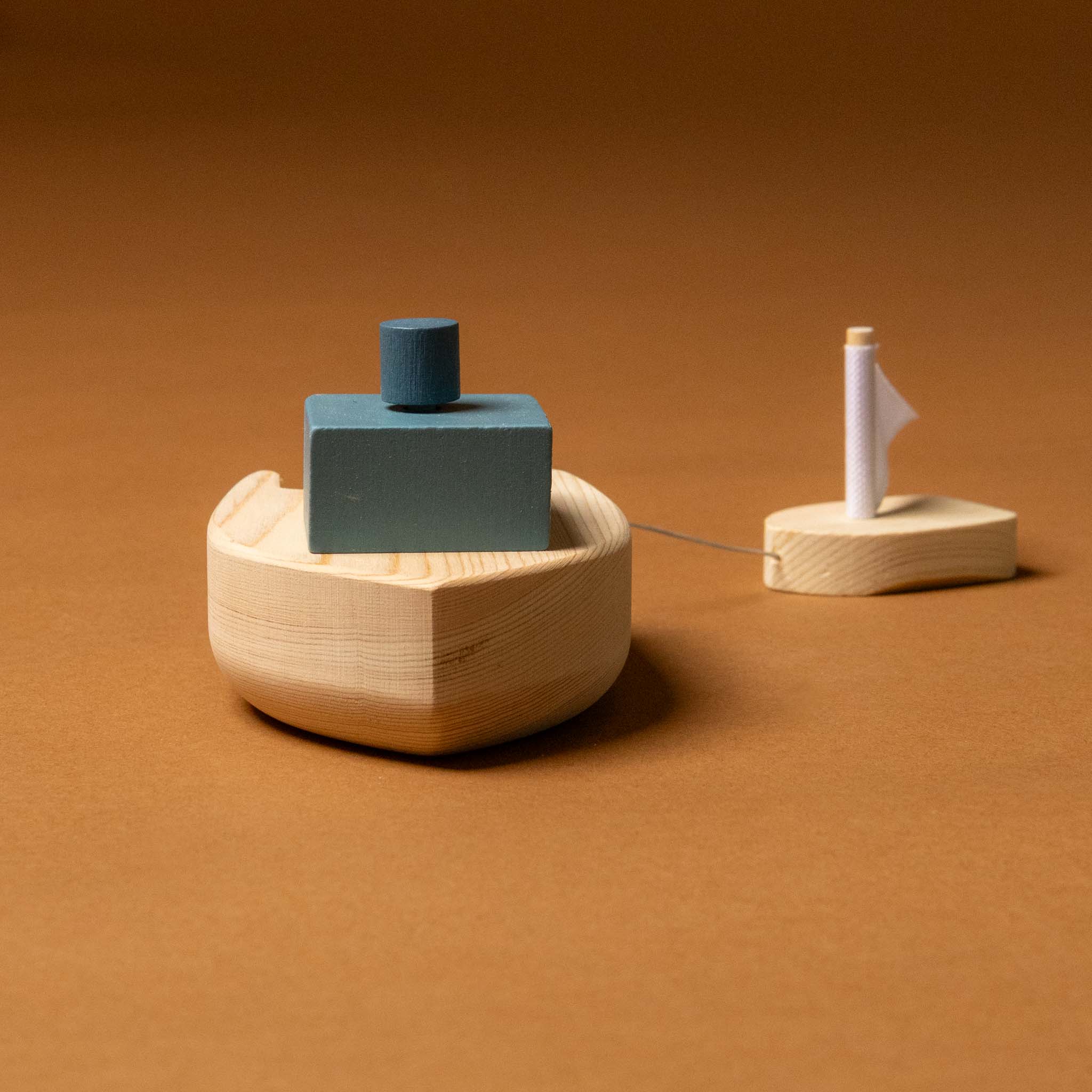 wooden-wind-up-tug-boat-blue