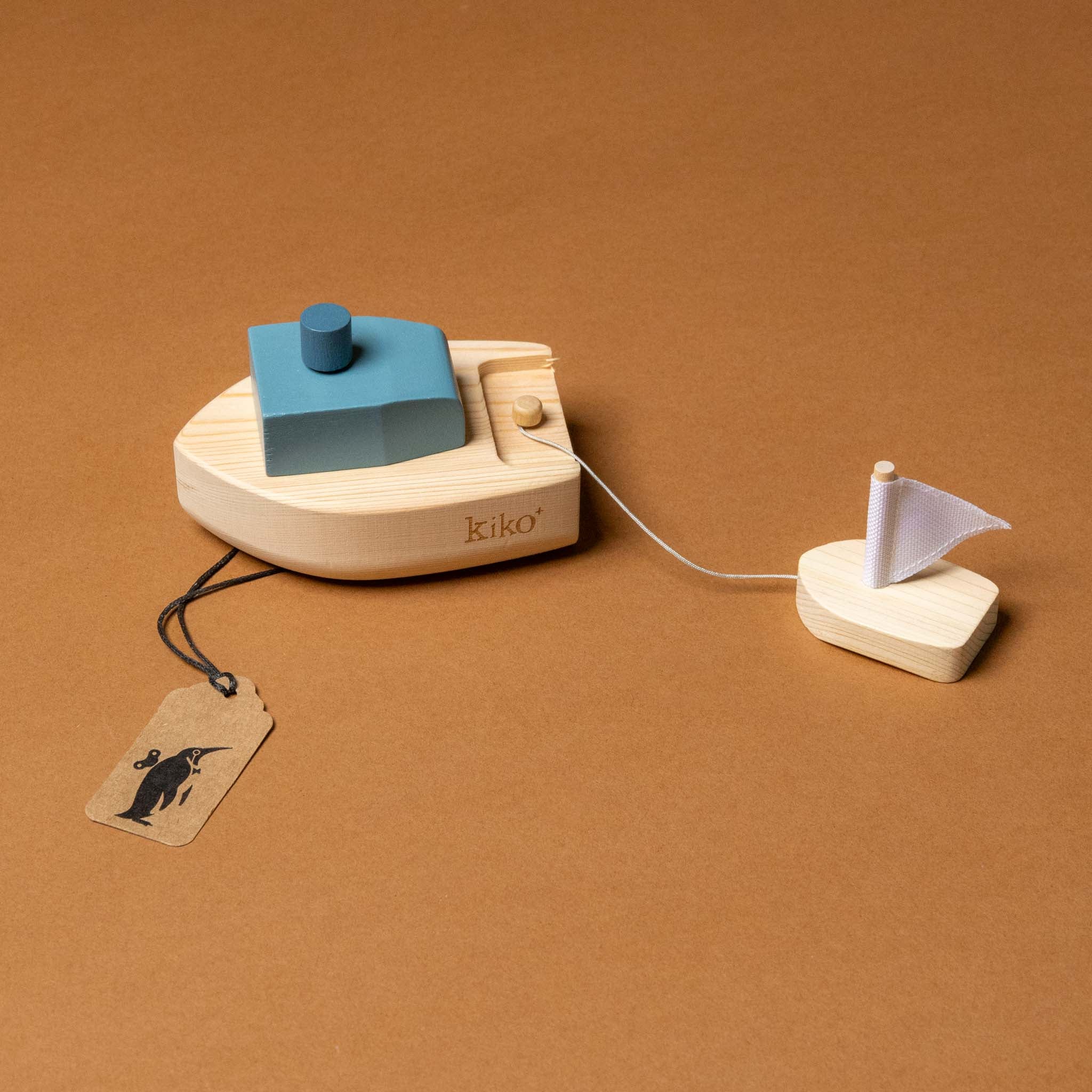 wooden-wind-up-tug-boat-blue