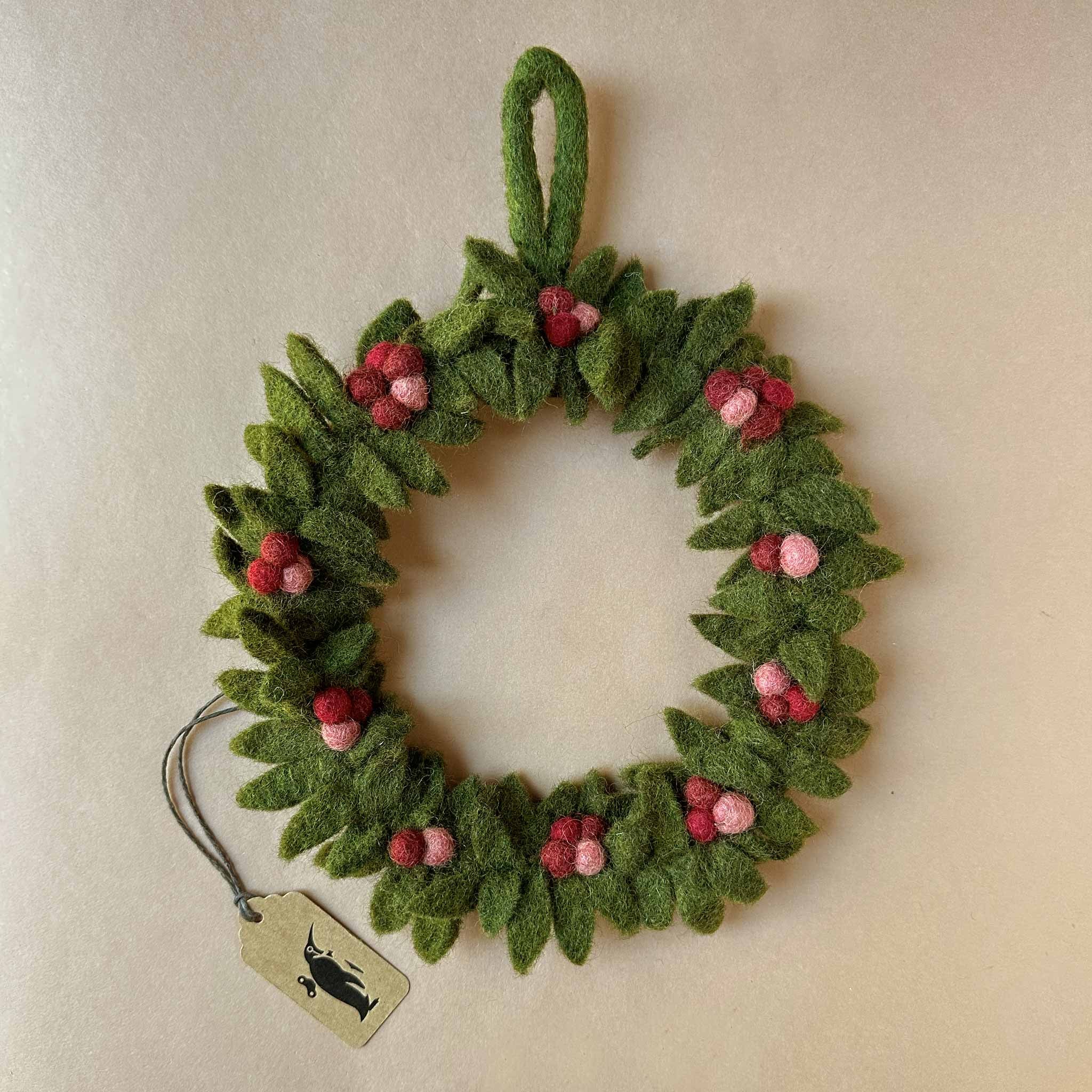 felt-green-leaf-wreath-with-berries-smal