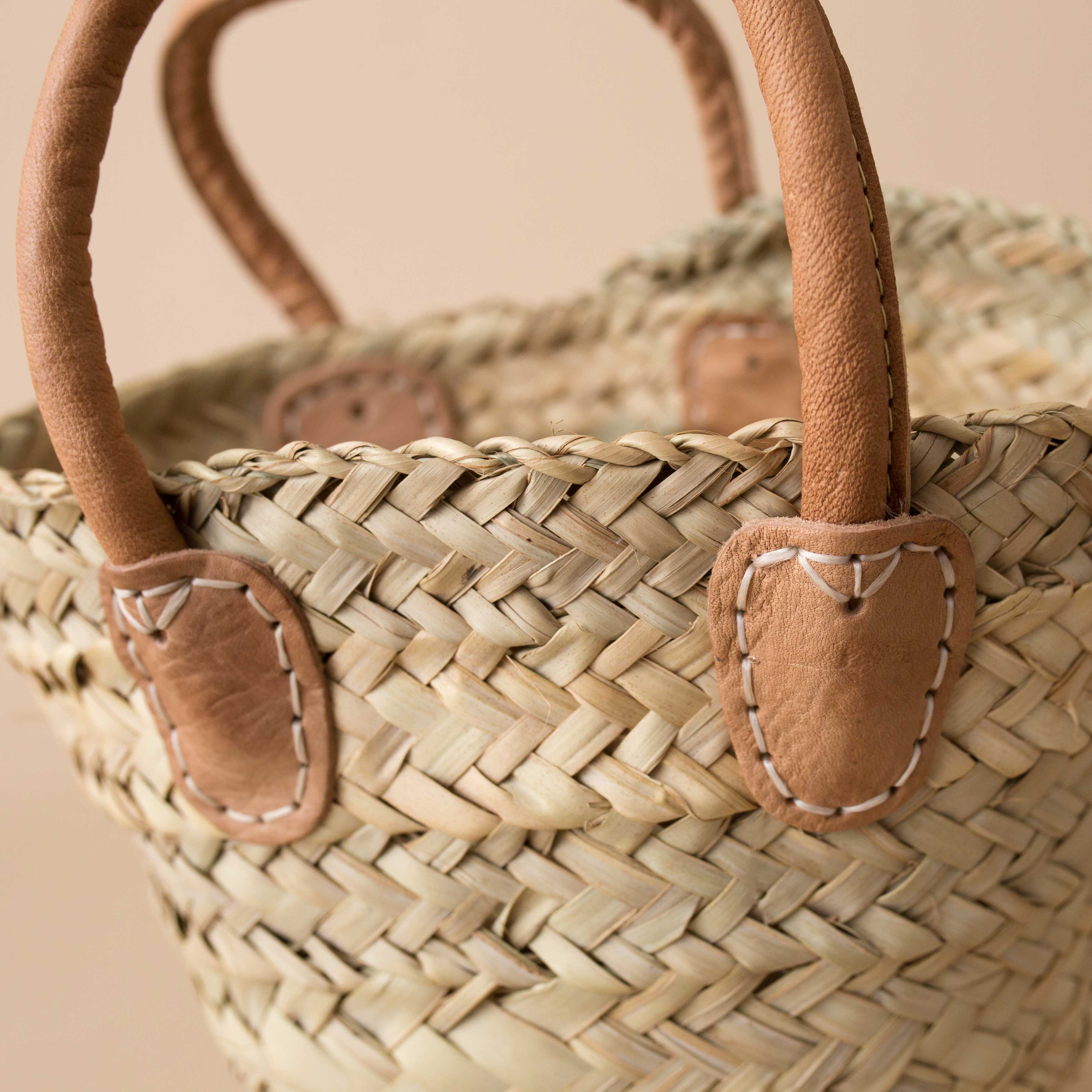close-up-of-leather-handles-on-wee-market-tote