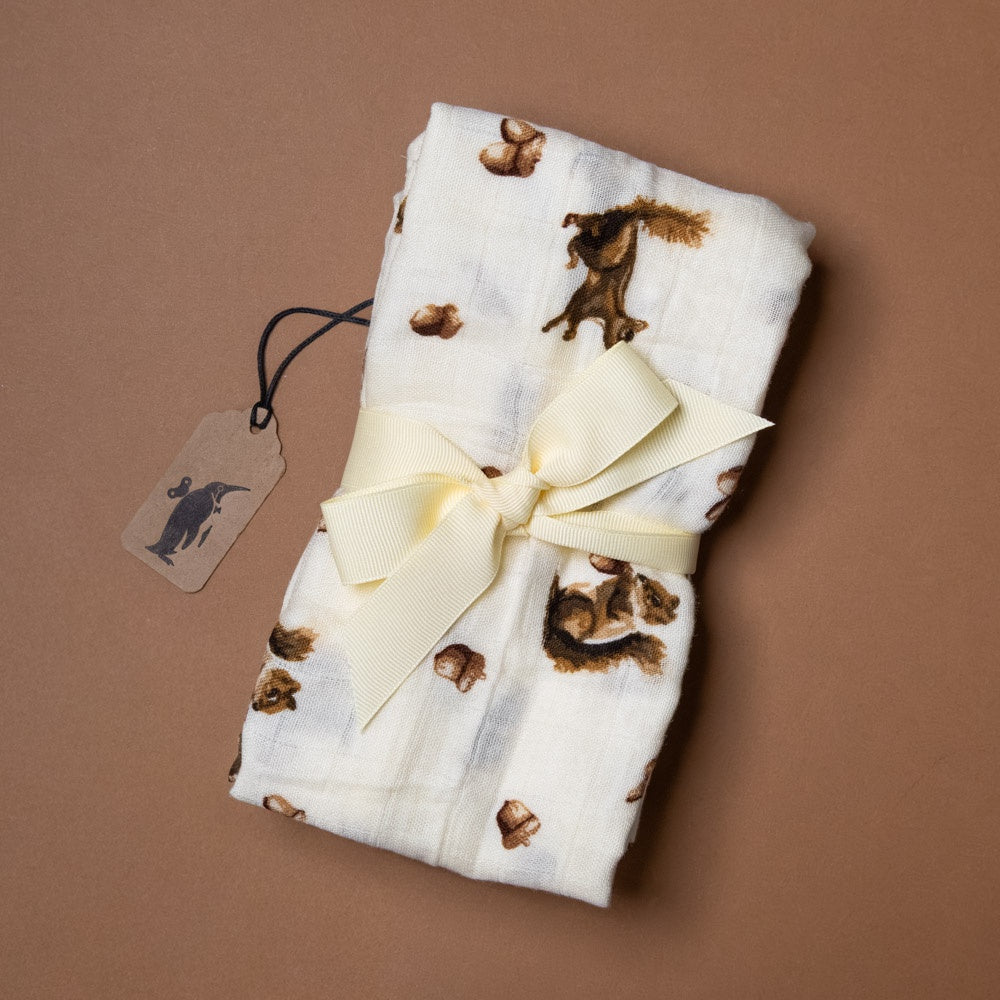 bamboo-burpie-set-chipmunk Folded fabric and a bow on a brown background