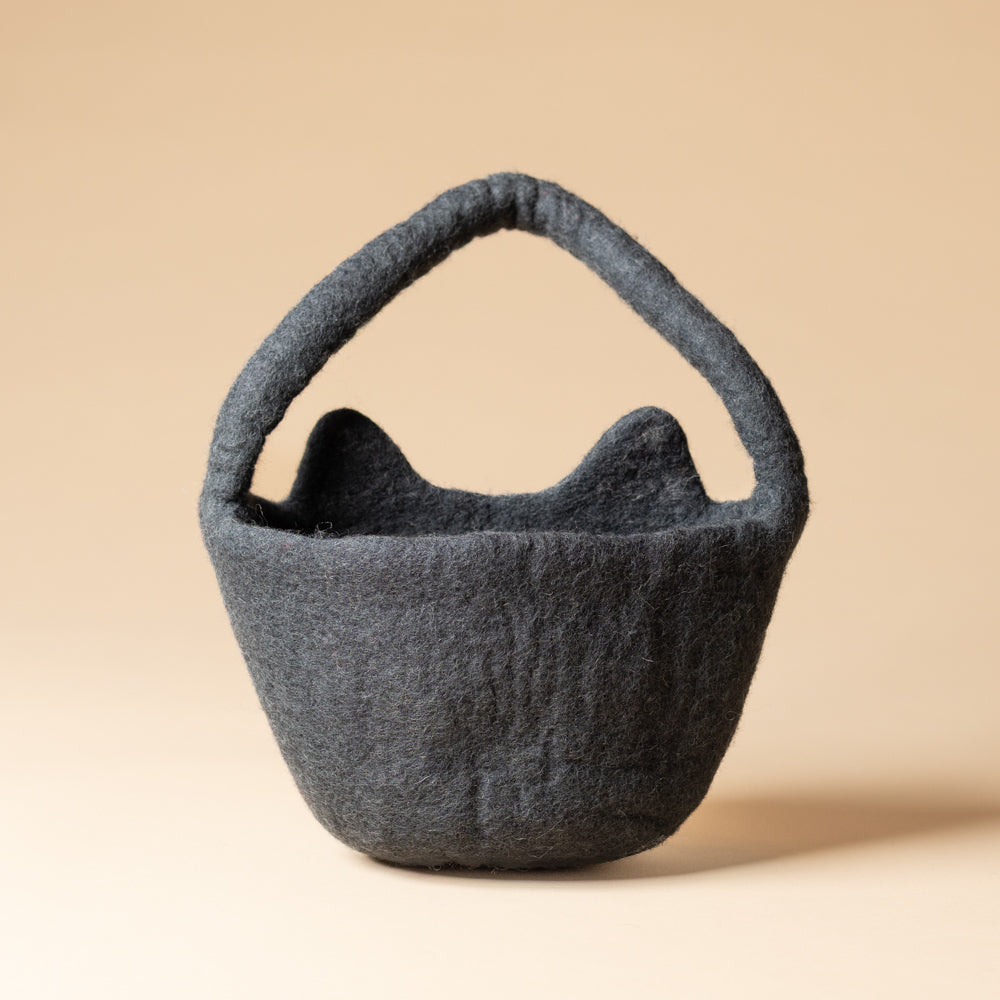 felt-black-cat-bucket-Back