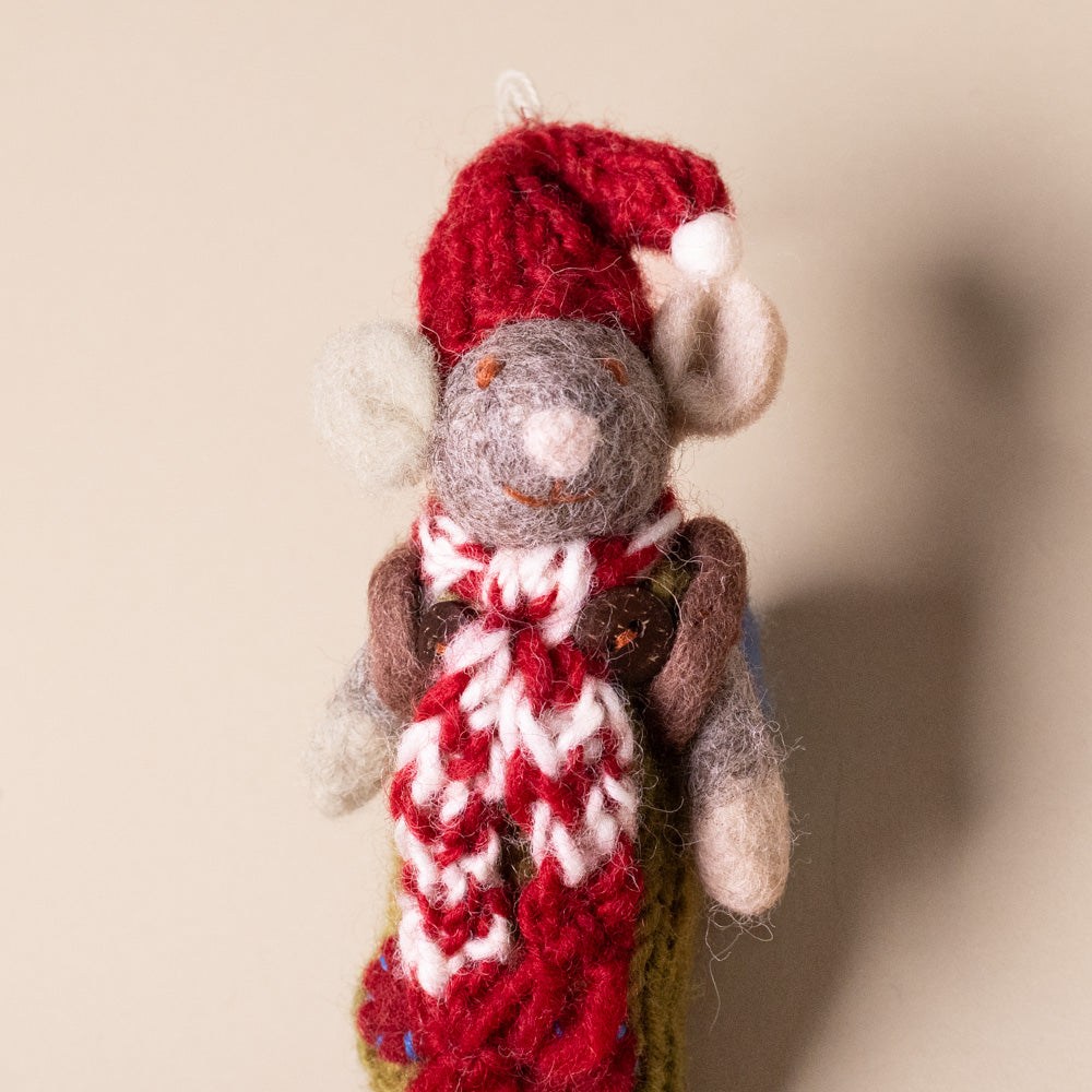 felted-grey-mouse-ornament--green-overalls-and-back-pack--1