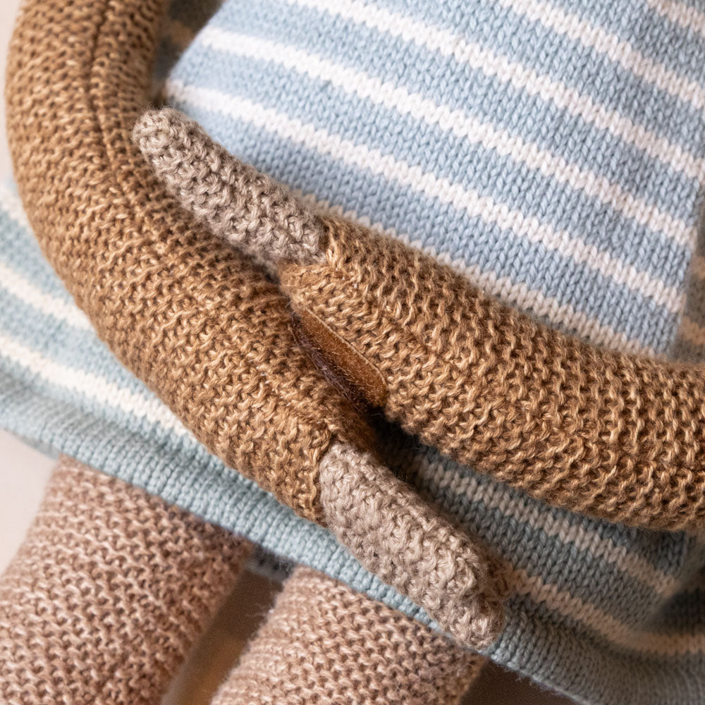 hanna-sloth Close-up of brown and blue striped knitted fabric