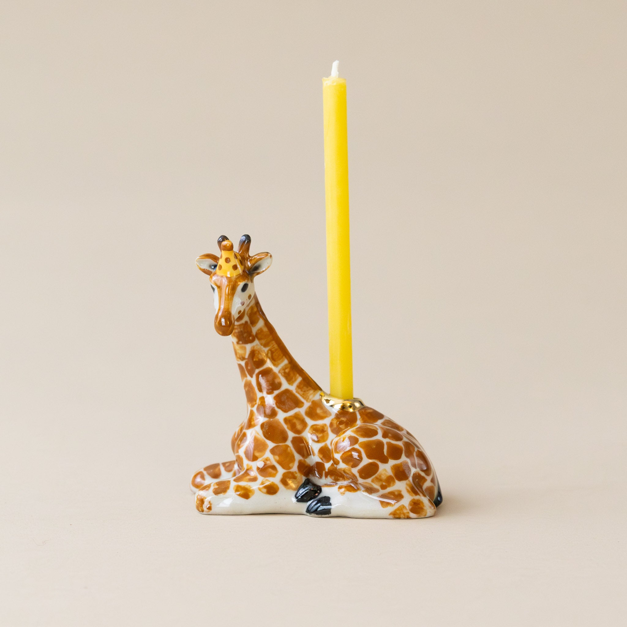 heirloom-porcelain-cake-topper-giraffe-with-candle