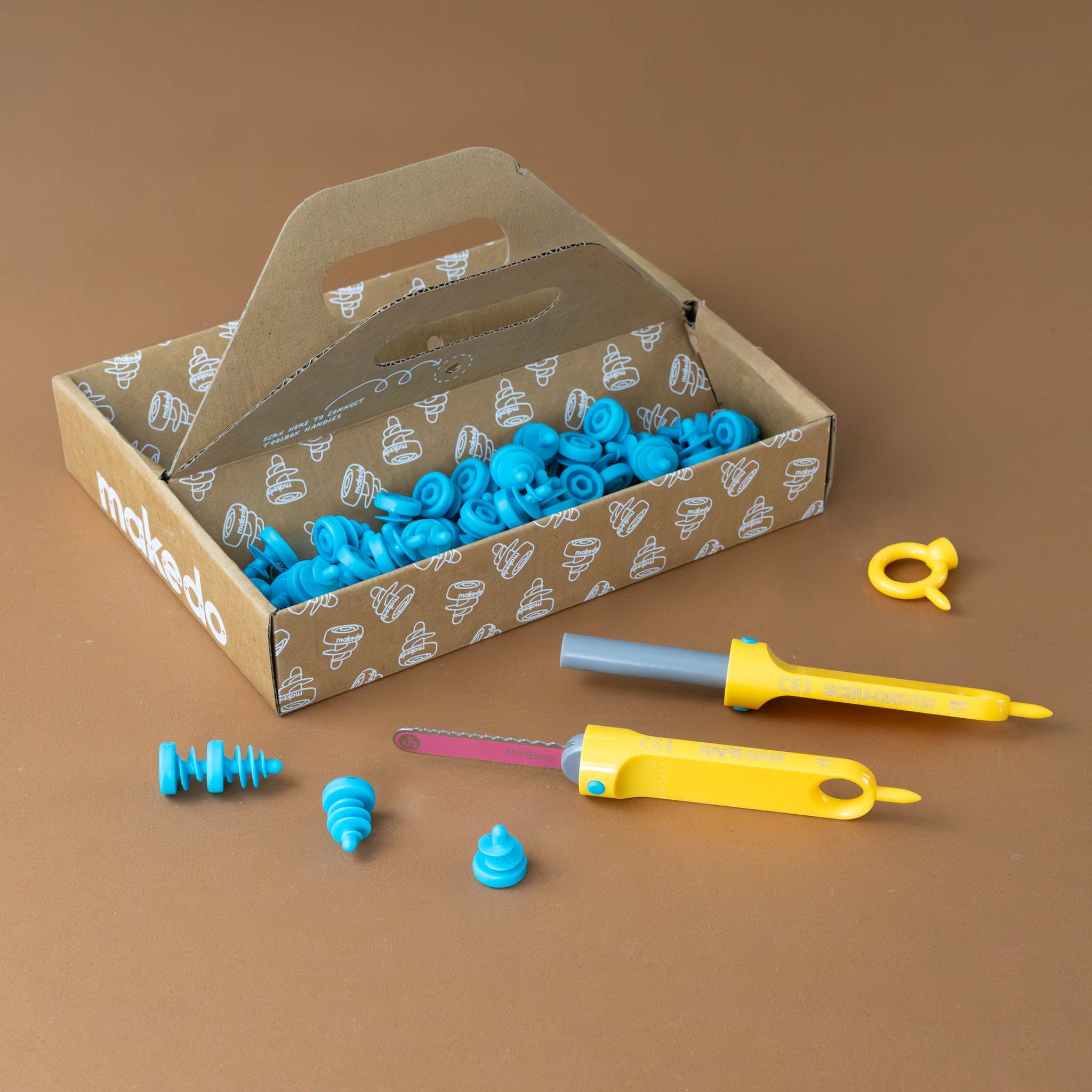 makedo-kit-discover-box-showing-all-parts-in-the-kit-all-parts-and-tools