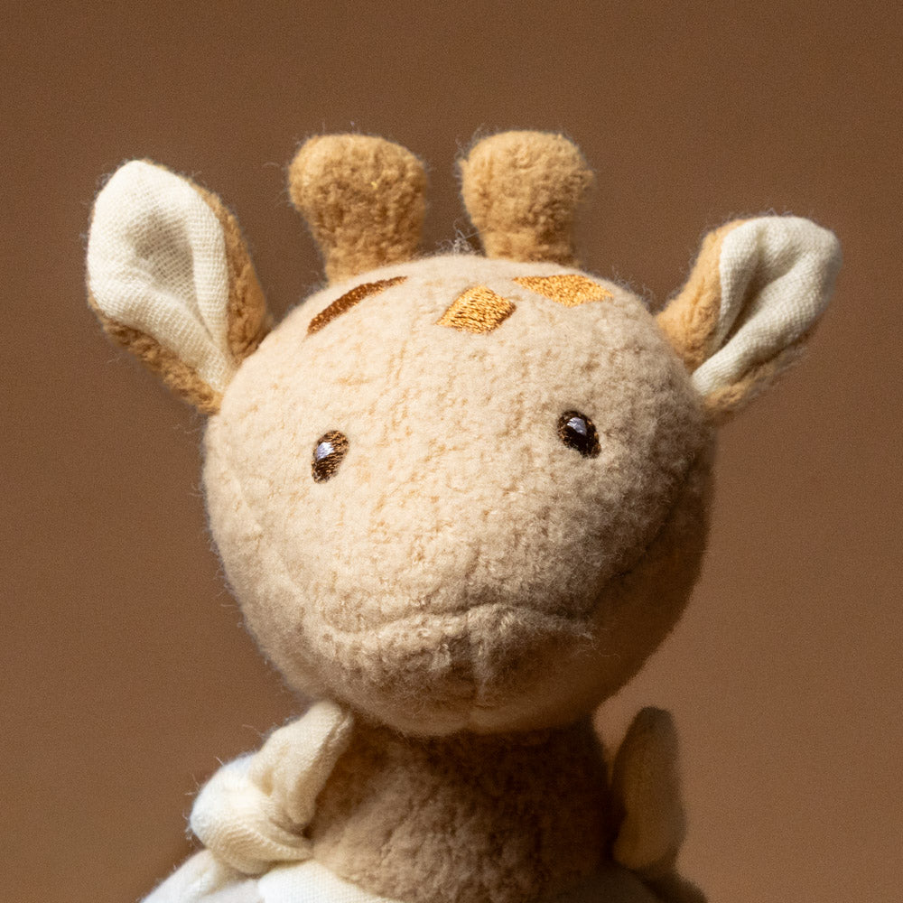 organic-cotton-leonie-giraffe-with-pocket--face