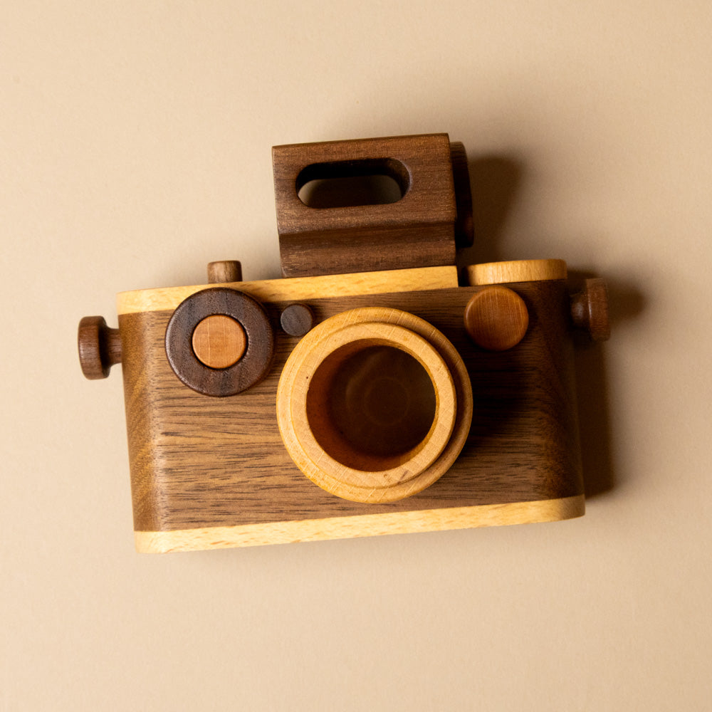 wooden-35mm-vintage-style-play-camera-walnut-back
