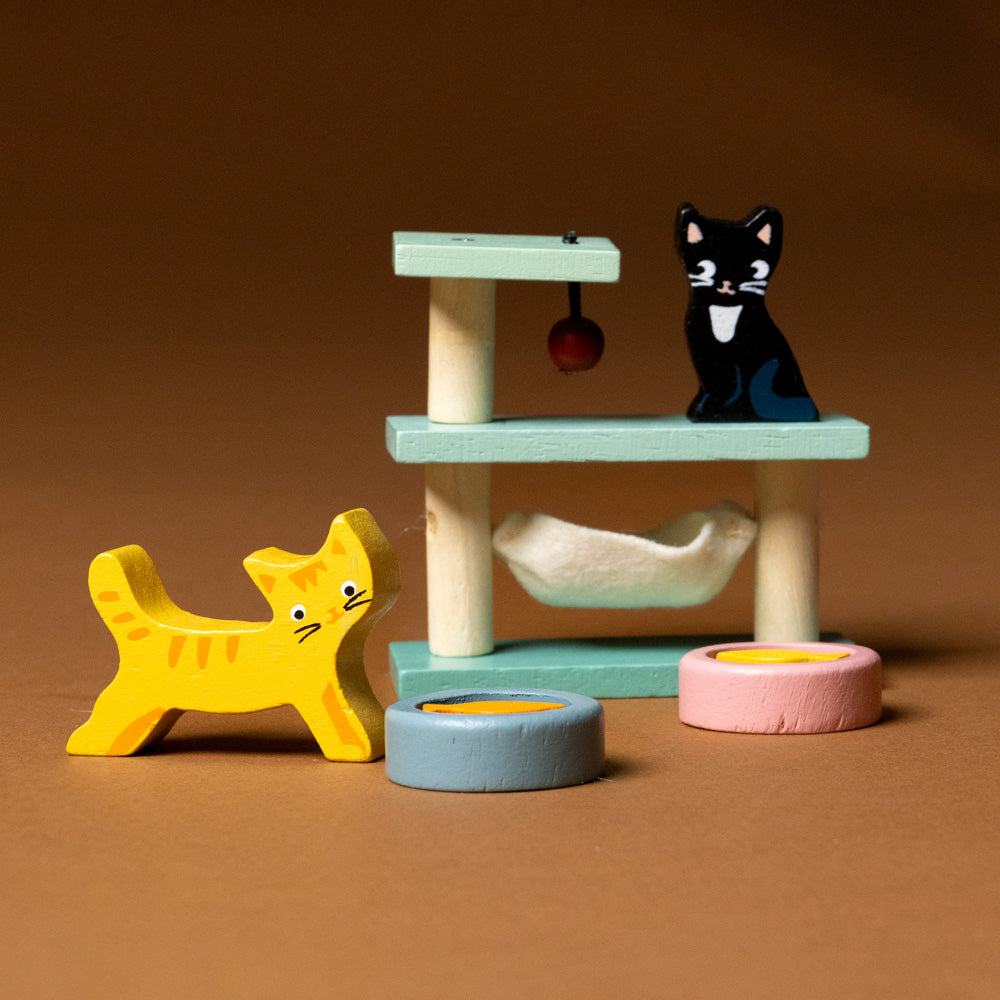 wooden-pet-play-set-cat Toy cat and dog with a small wooden cat tree on a brown background